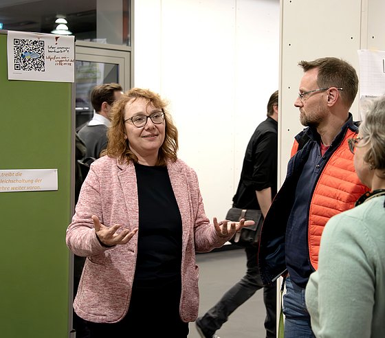 Frau Prof. Dr. Susanne Buch im Gespräch mit Teilnehmer*innen beim Gallery Walk